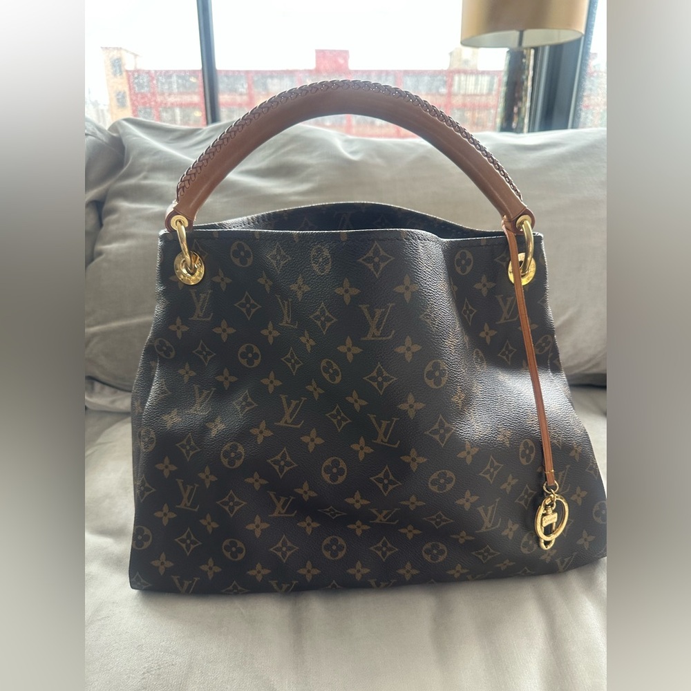 Louis Vuitton Artsy MM